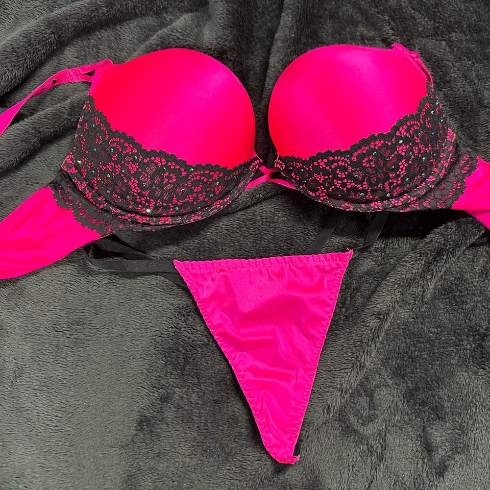 Victoria’s Secret bombshell bra 36C and vstring o/s.